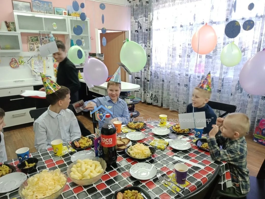 День рождения Кирилла: праздник, наполненный улыбками и вниманием друзей.