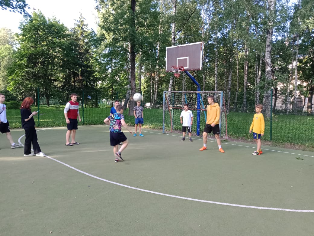 Играем в подвижные игры с мячом на свежем воздухе