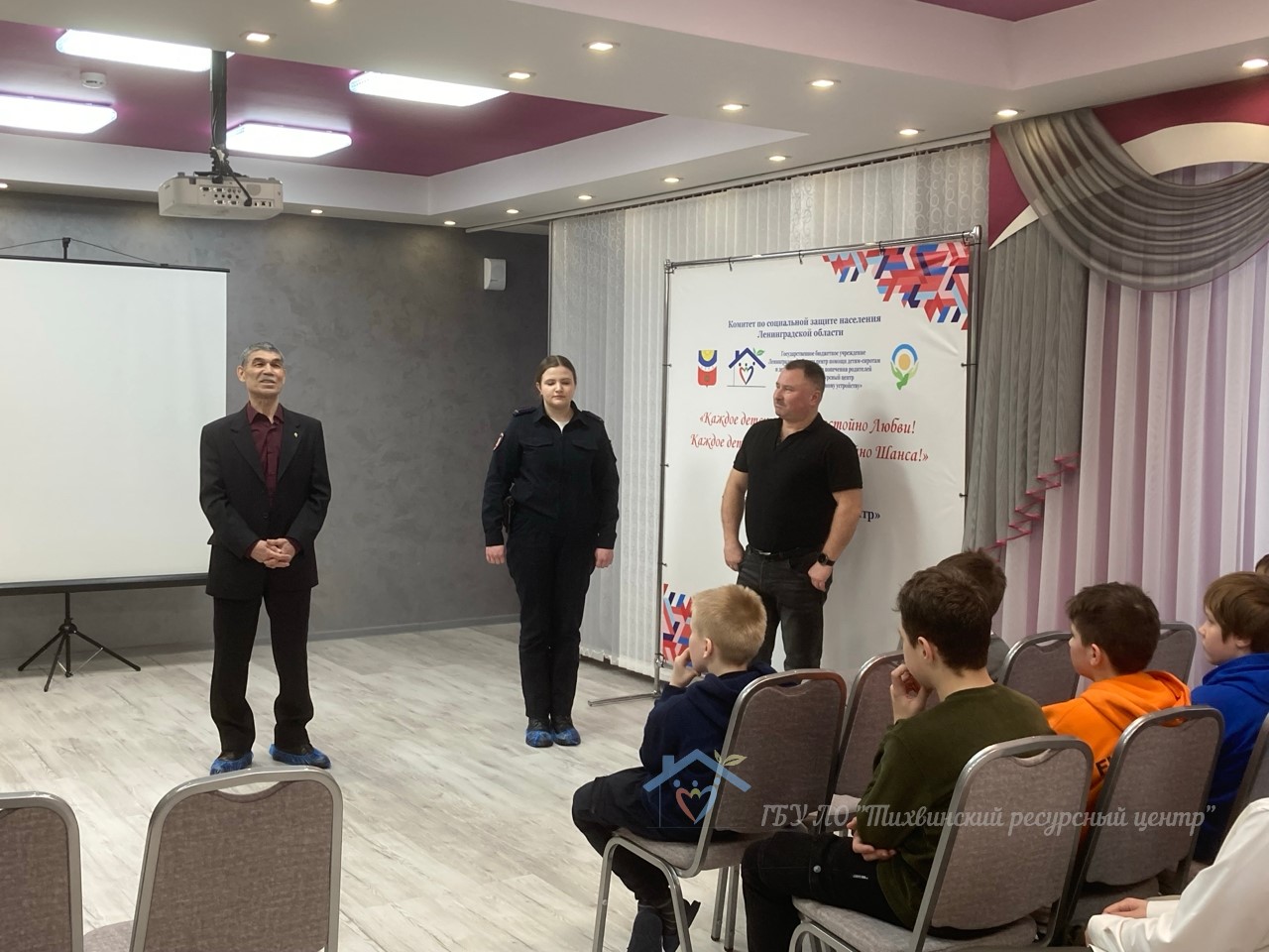Председатель Совета ветеранов ОМВД поздравил воспитанников Тихвинского ресурсного центра с Днём защитника Отечества.