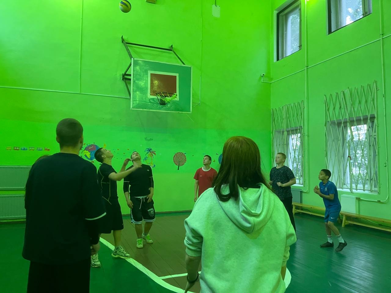 «Крылья света» на спортивной волне: волонтеры сыграли с детьми в волейбол.