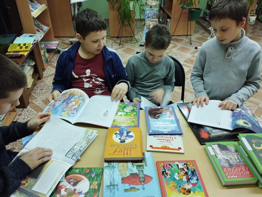 Воспитанники ГБУ ЛО «Тихвинский ресурсный центр» продолжают получать новогодние подарки.