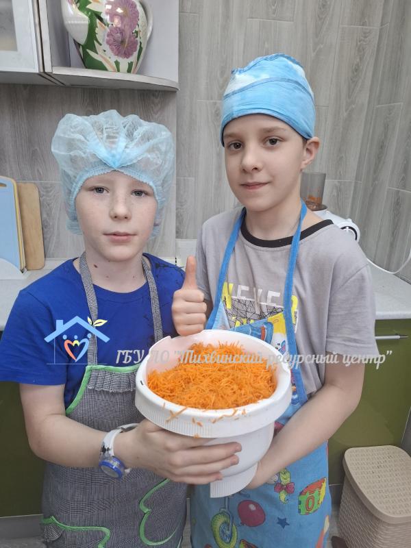 Кулинарное открытие: мальчишки за 10 минут превратили ведро моркови в «стружечку»