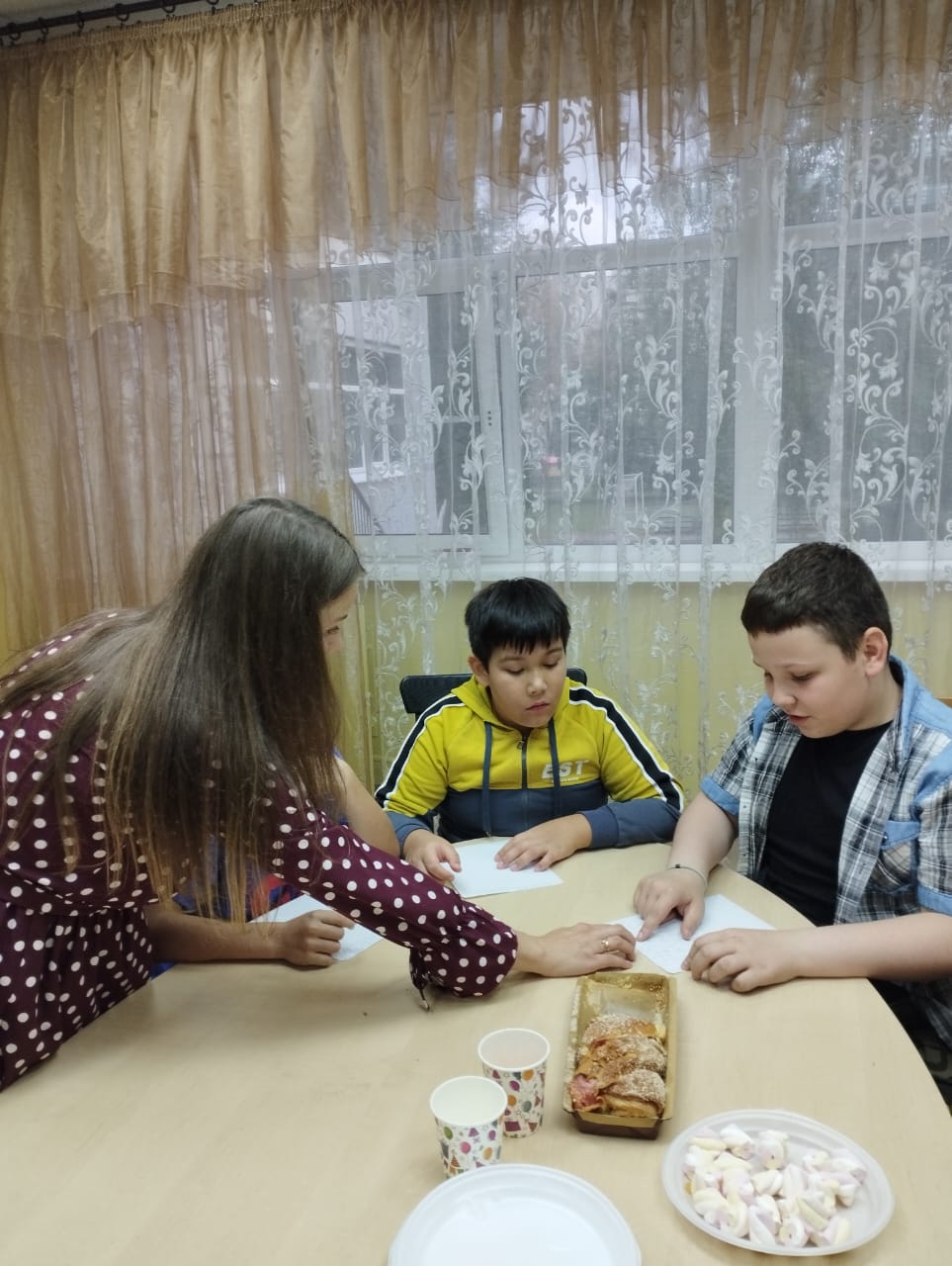 В рамках  волонтерской деятельности  к воспитанникам ГБУ ЛО "Тихвинский ресурсный центр" пришли гости из Воскресной школы