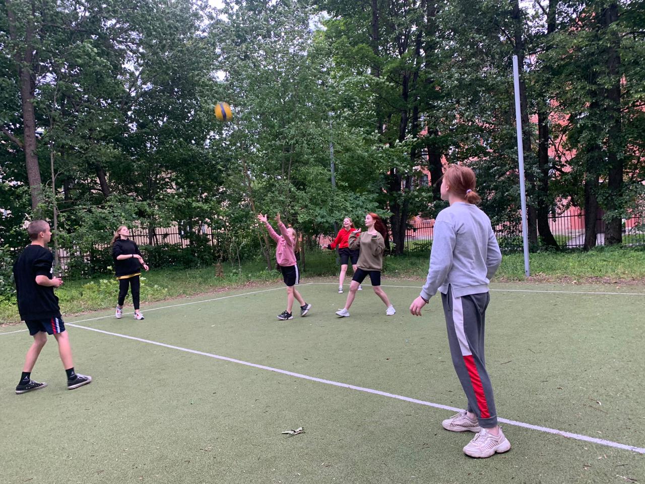 Играем в игру пионербол