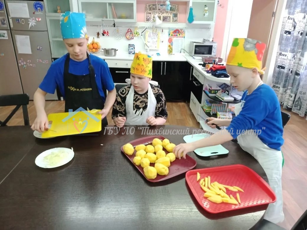 День рождения Кирилла: праздник, наполненный улыбками и вниманием друзей.