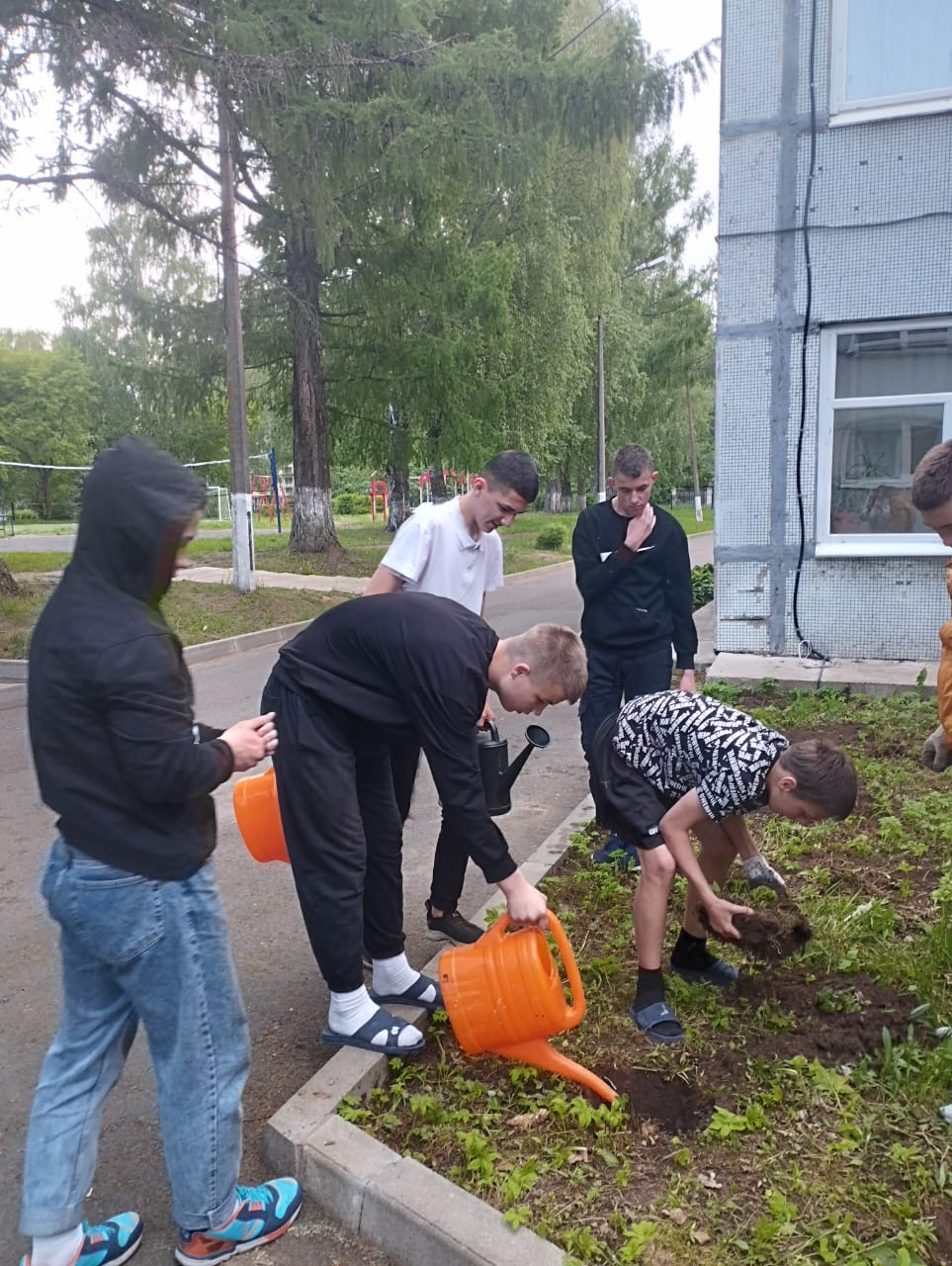 Пришла пора украсить клумбы