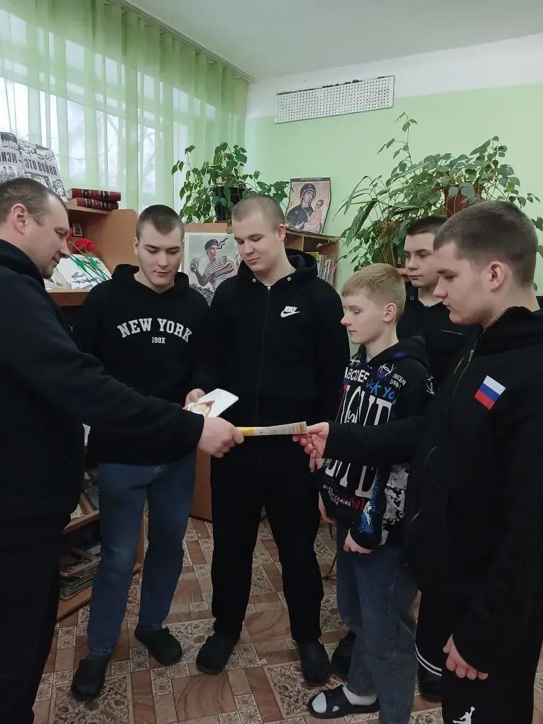 Защита подростков от мошенников: важная беседа в Тихвинском ресурсном центре