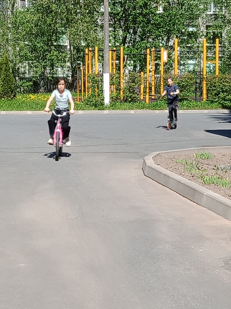 Прогулка на детских площадках