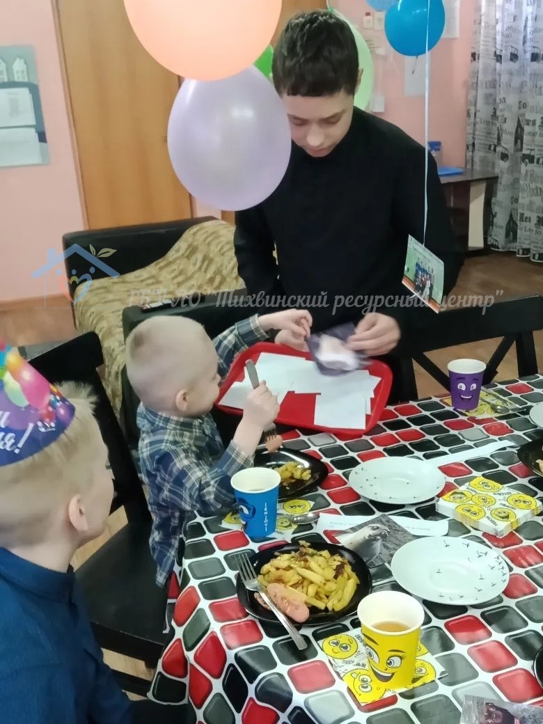 День рождения Кирилла: праздник, наполненный улыбками и вниманием друзей.