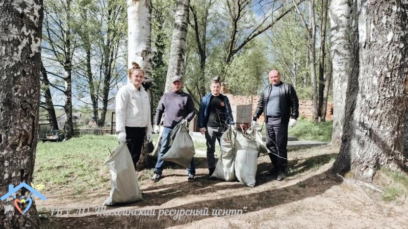 Патриотический субботник на Братском кладбище.