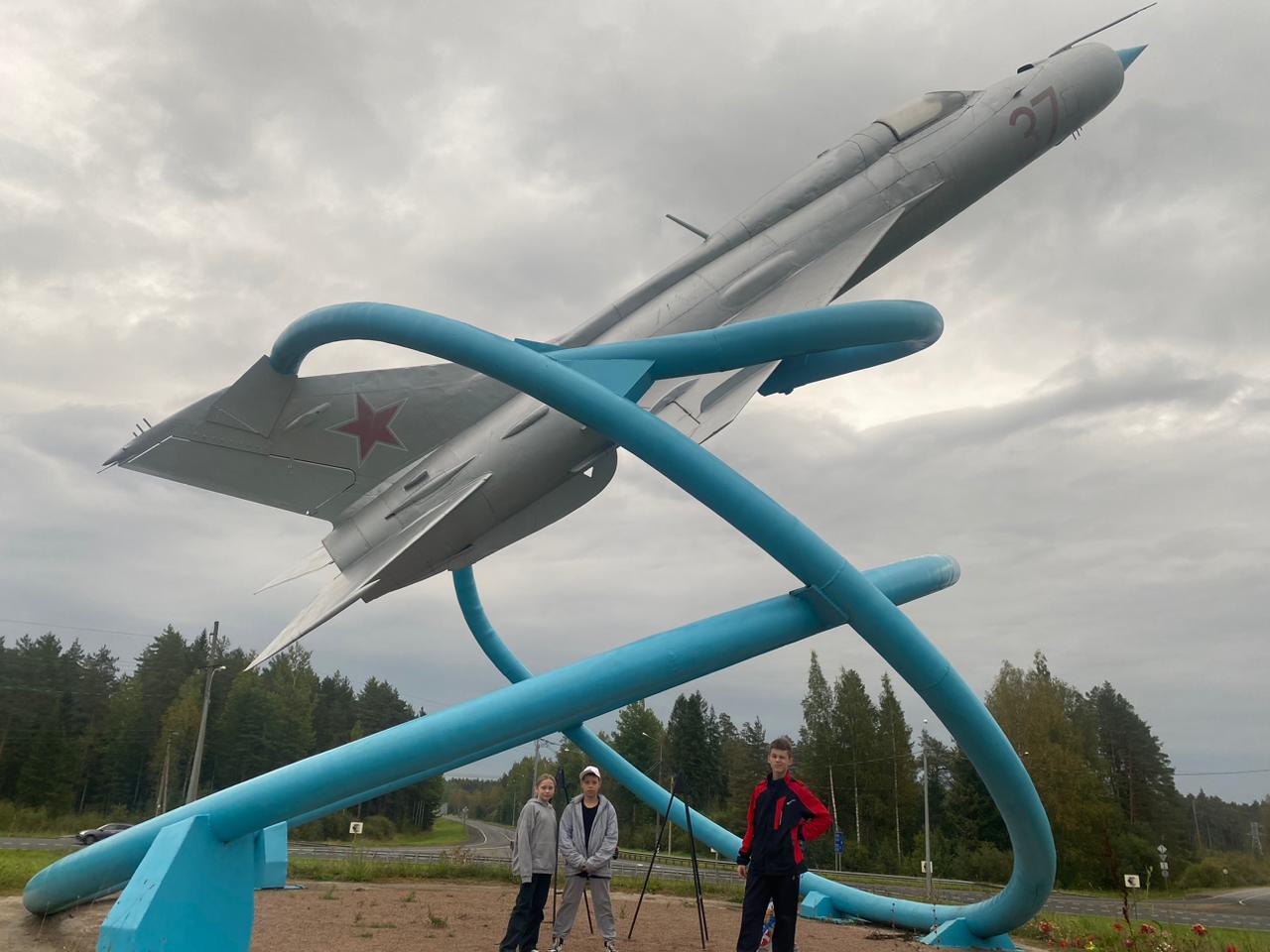 Воспитанники ГБУ ЛО "Тихвинский ресурсный центр" посетили мемориал "Самолет МиГ-21ПФ" и познакомились с его историей