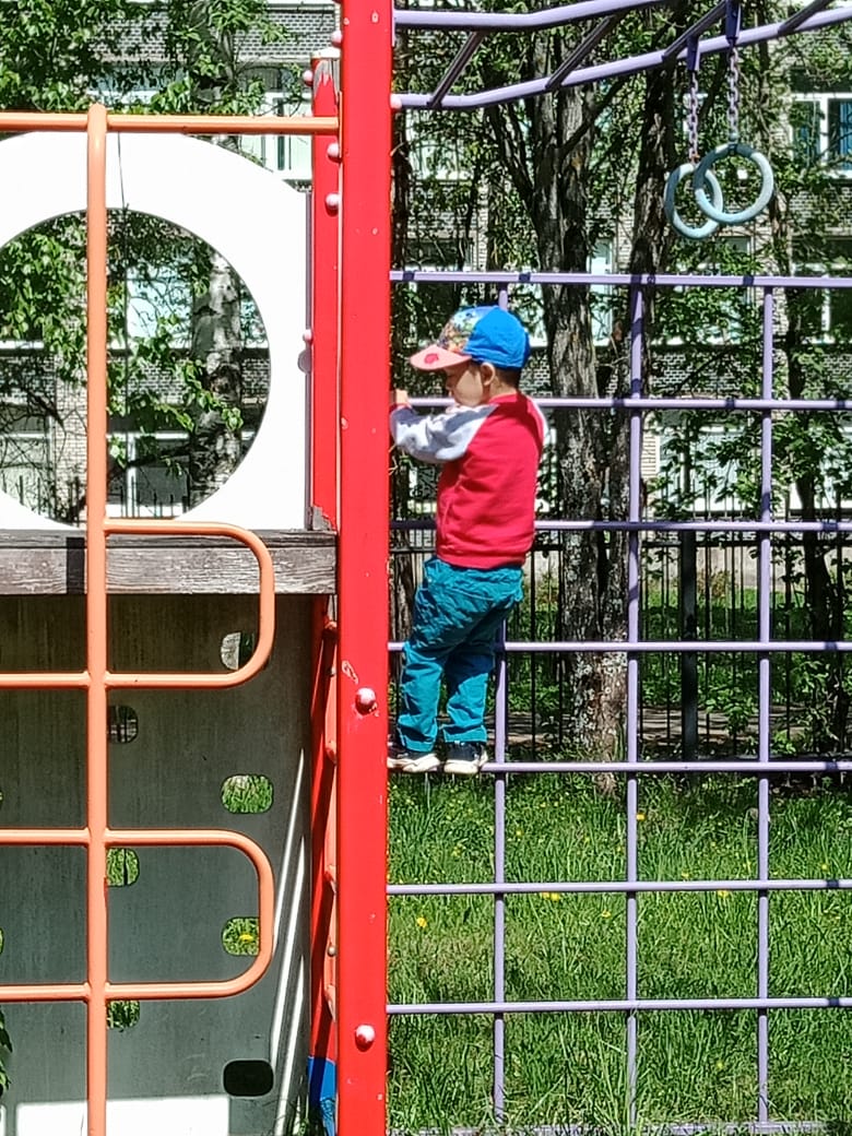 Прогулка на детских площадках