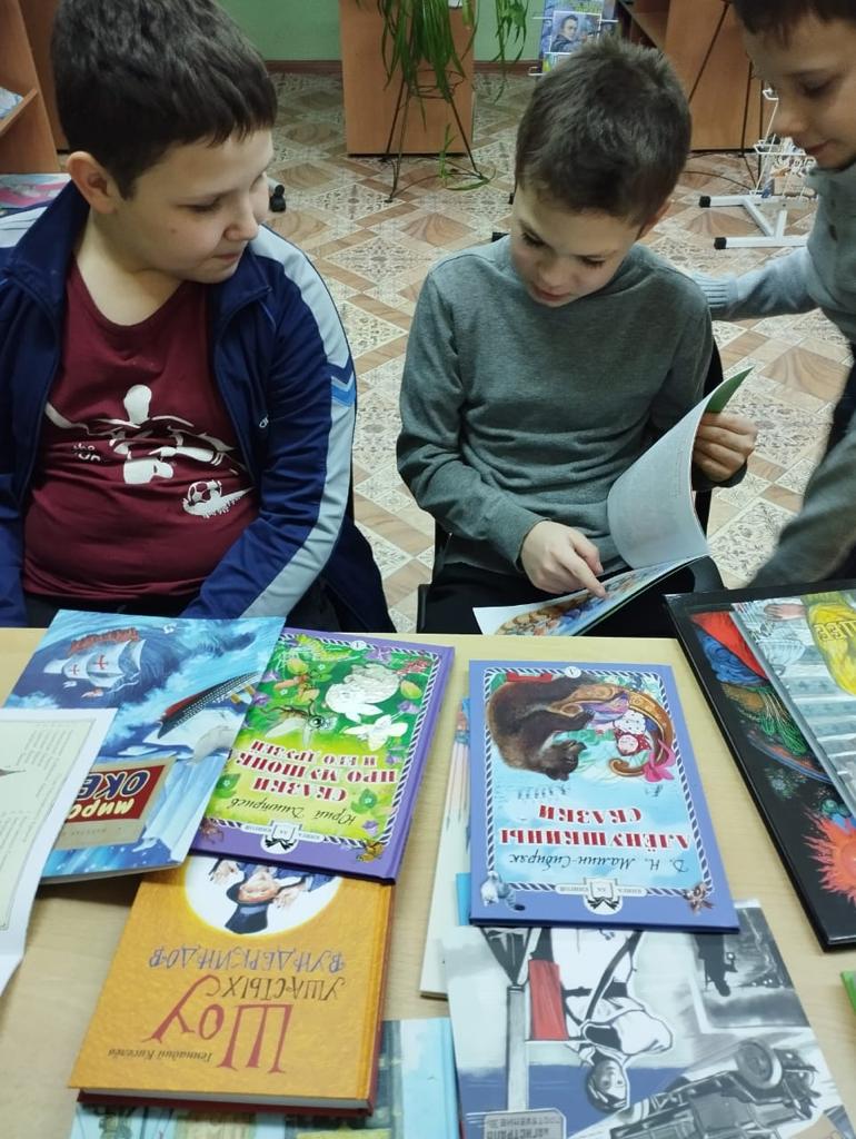 Воспитанники ГБУ ЛО «Тихвинский ресурсный центр» продолжают получать новогодние подарки.