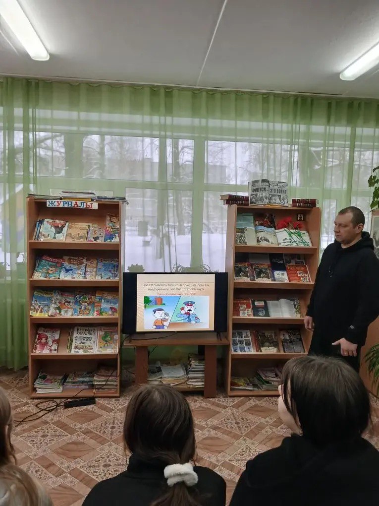 Защита подростков от мошенников: важная беседа в Тихвинском ресурсном центре