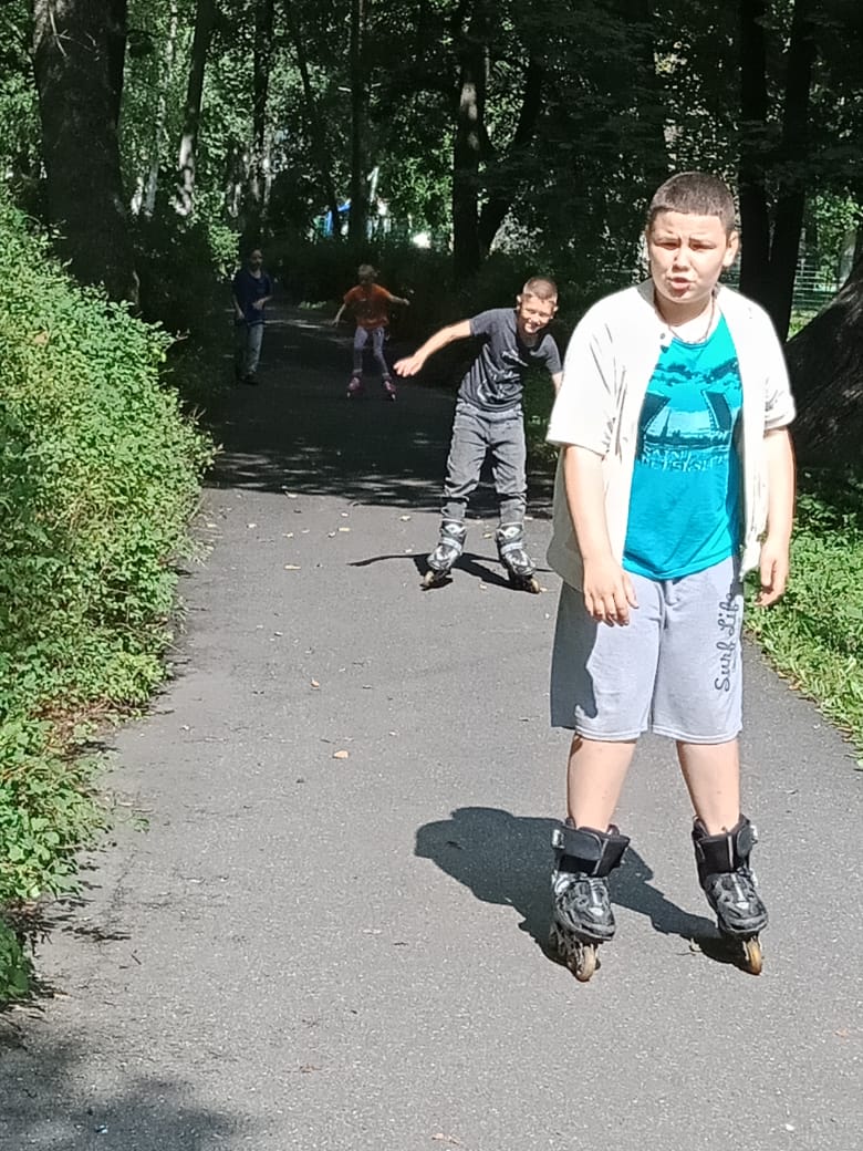 Учим ребенка кататься на роликах