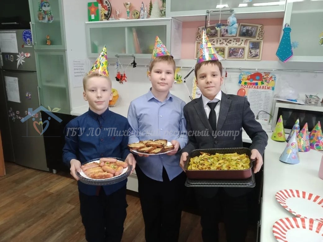 День рождения Кирилла: праздник, наполненный улыбками и вниманием друзей.