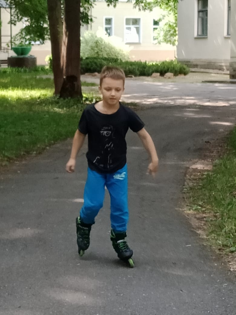 Веселое и интересное занятие - катание на роликах, никогда не надоедает!