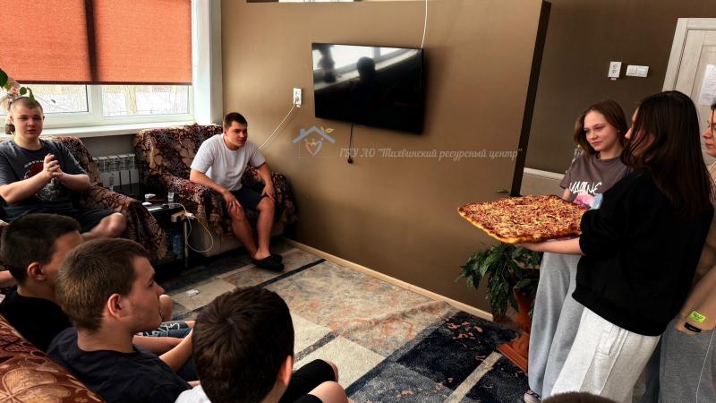 Девушки Тихвинского ресурсного центра поздравили юношей с 23 февраля.