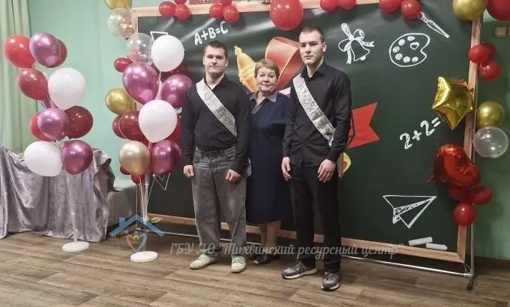 Выпускники прощаются со школой