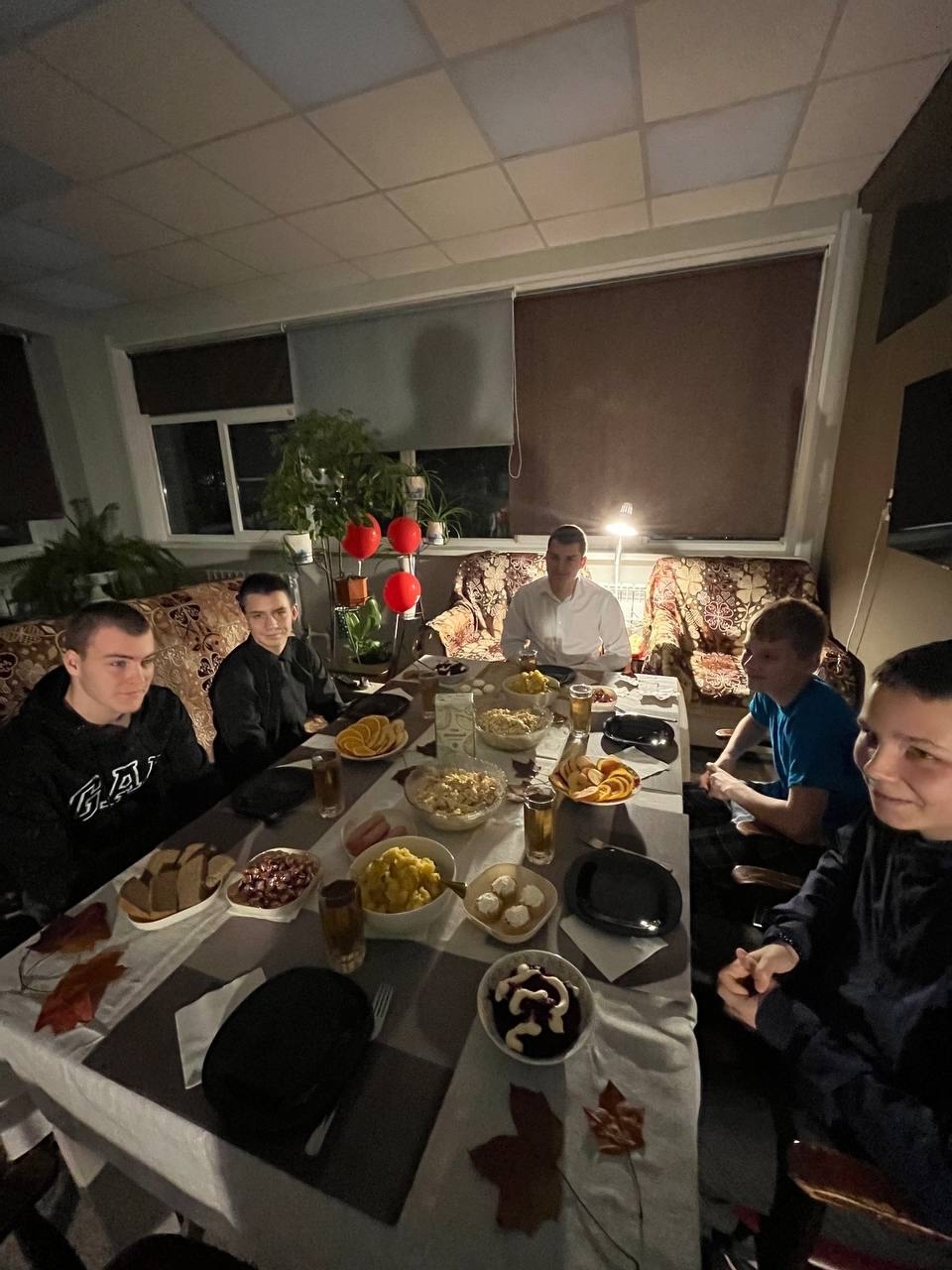 Праздничный стол к 16-летию Ильи 