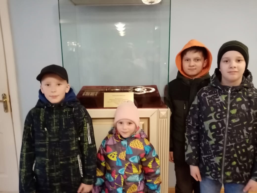 Воспитанники ГБУ ЛО «Тихвинский ресурсный центр» посетили сказочное иллюзионно-шоу «Время чудес»