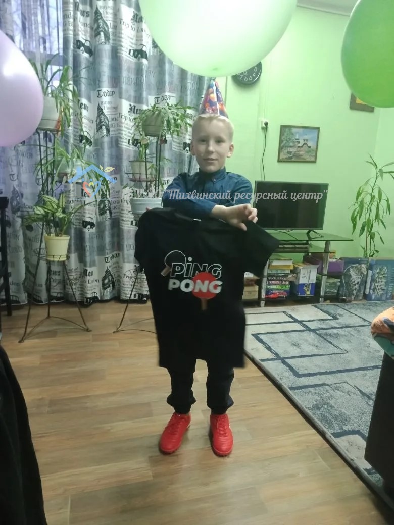 День рождения Кирилла: праздник, наполненный улыбками и вниманием друзей.