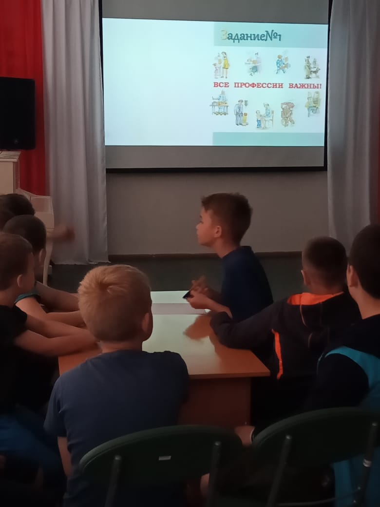 Воспитанники ГБУ ЛО «Тихвинский ресурсный центр» посетили библиотеку на Комендантском проспекте в г.Пушкин