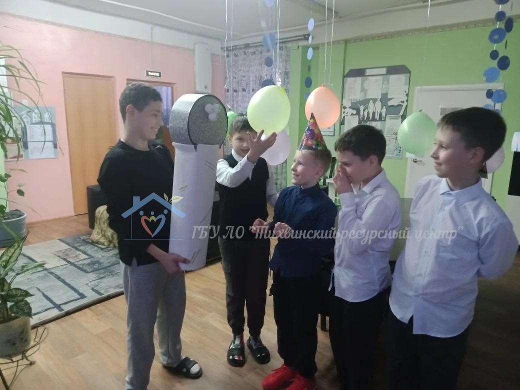 День рождения Кирилла: праздник, наполненный улыбками и вниманием друзей.