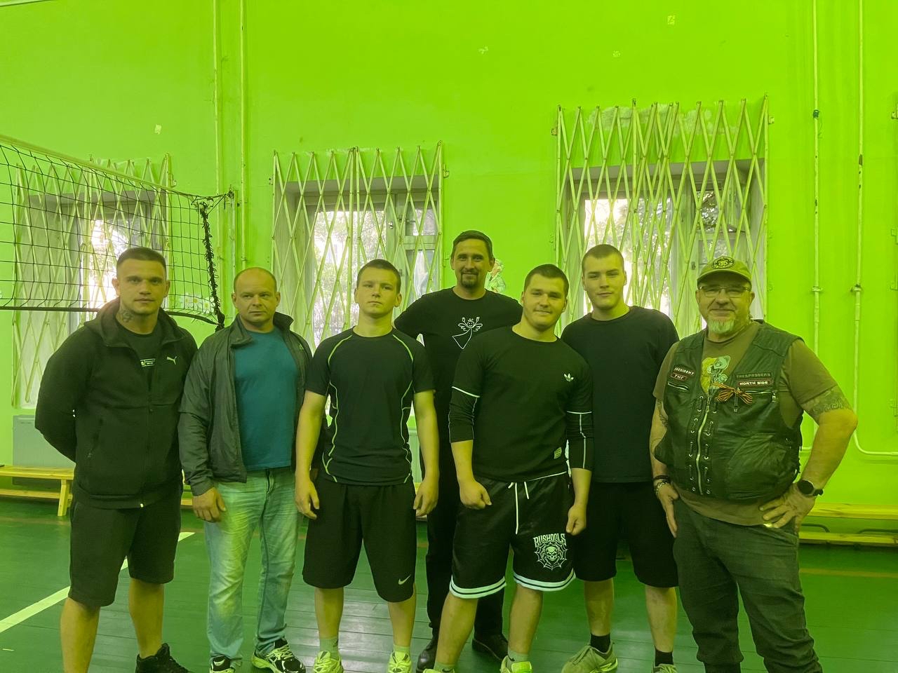«Крылья света» на спортивной волне: волонтеры сыграли с детьми в волейбол.