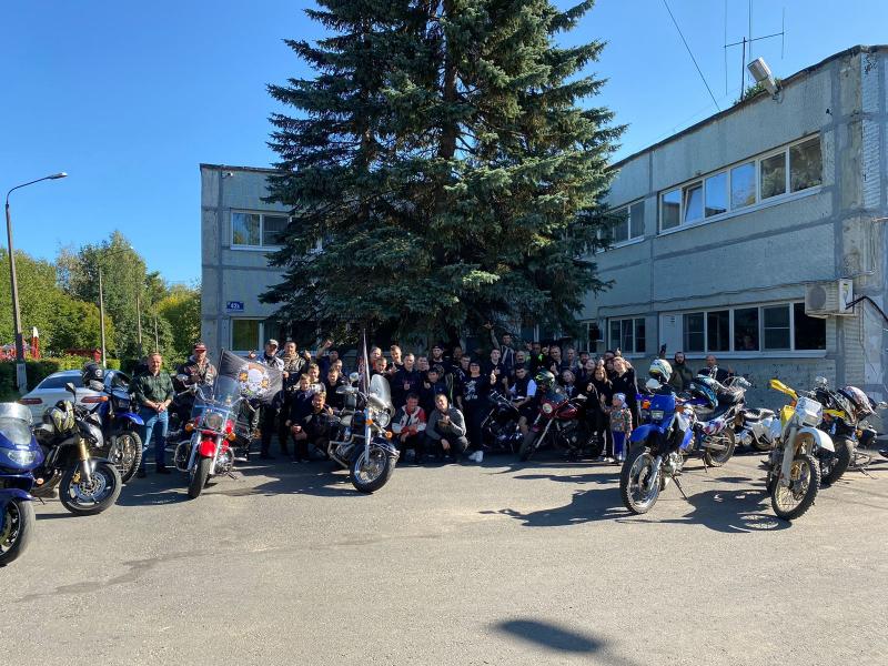 В гости к воспитанникам Тихвинского ресурсного центра приехали мотоциклисты