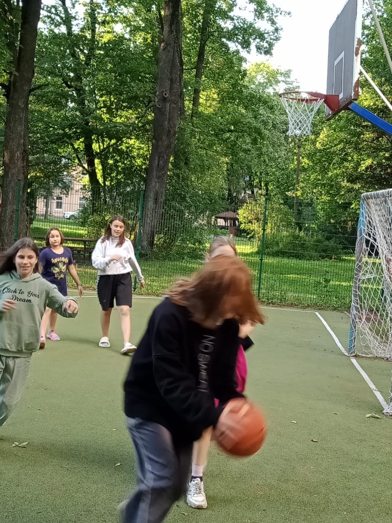 Игра по стритболу среди девушек