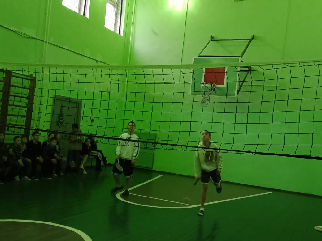 Соревнования по бадминтону