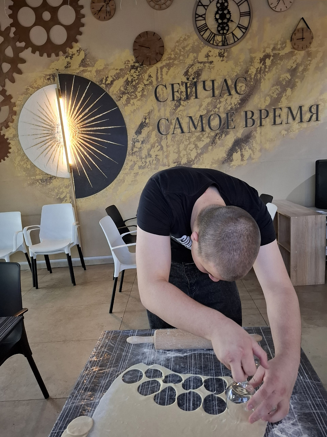 Творчество, кулинария и теплое общение: волонтёрская встреча в кафе «Время есть»
