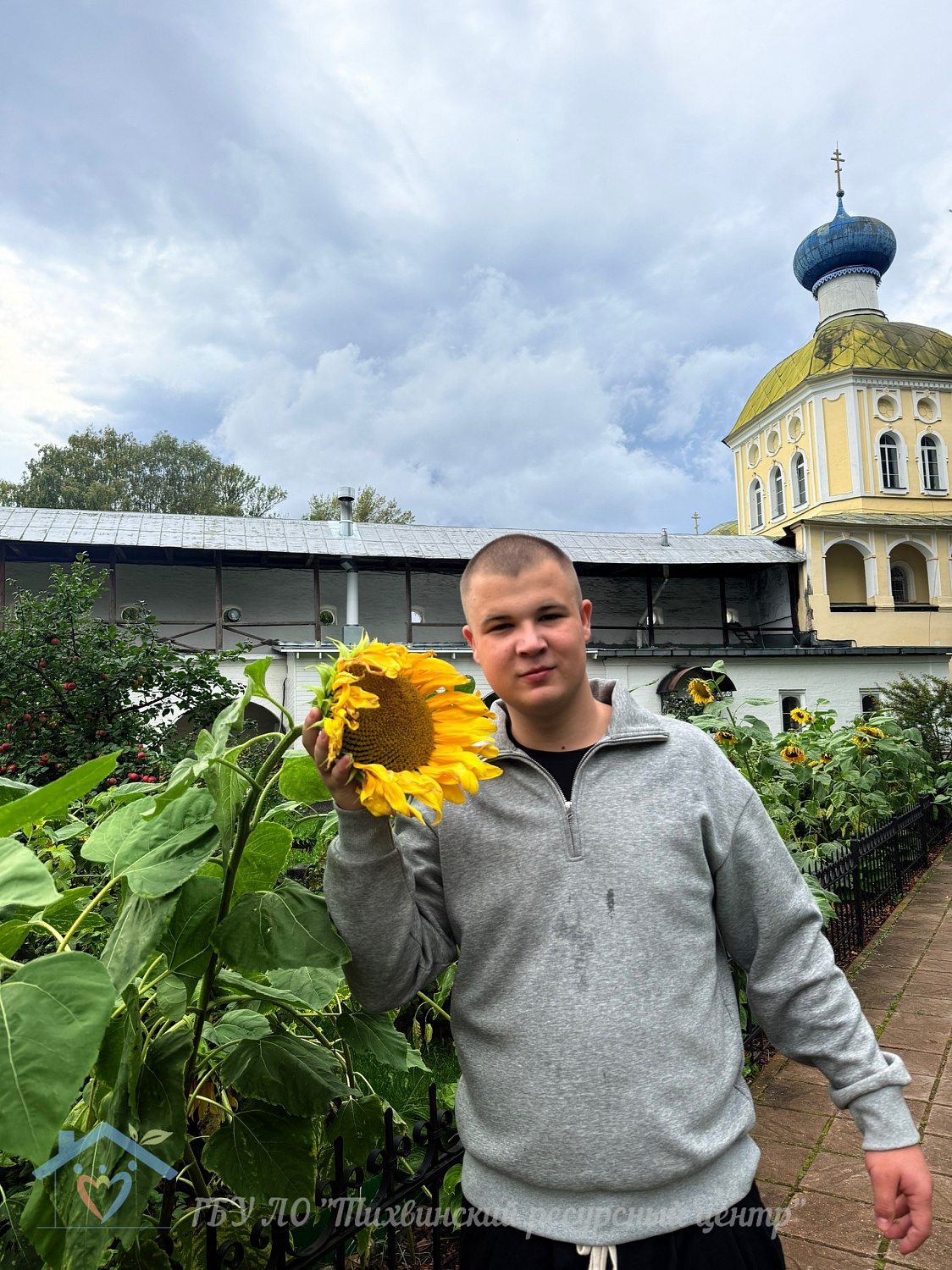 Экскурсия к истокам: воспитанники центра прикоснулись к культурному наследию в Тихвинском монастыре