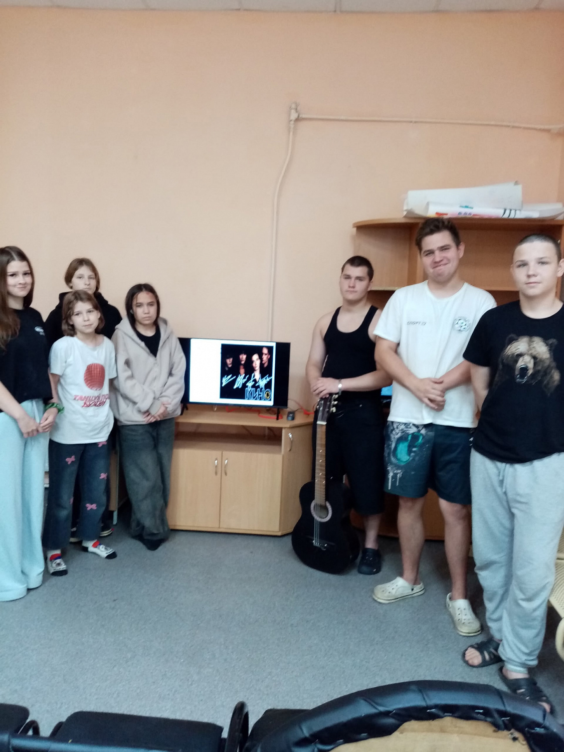 «Звезда по имени Солнце»: воспитанники Тихвинского ресурсного центра почтили память Виктора Цоя.