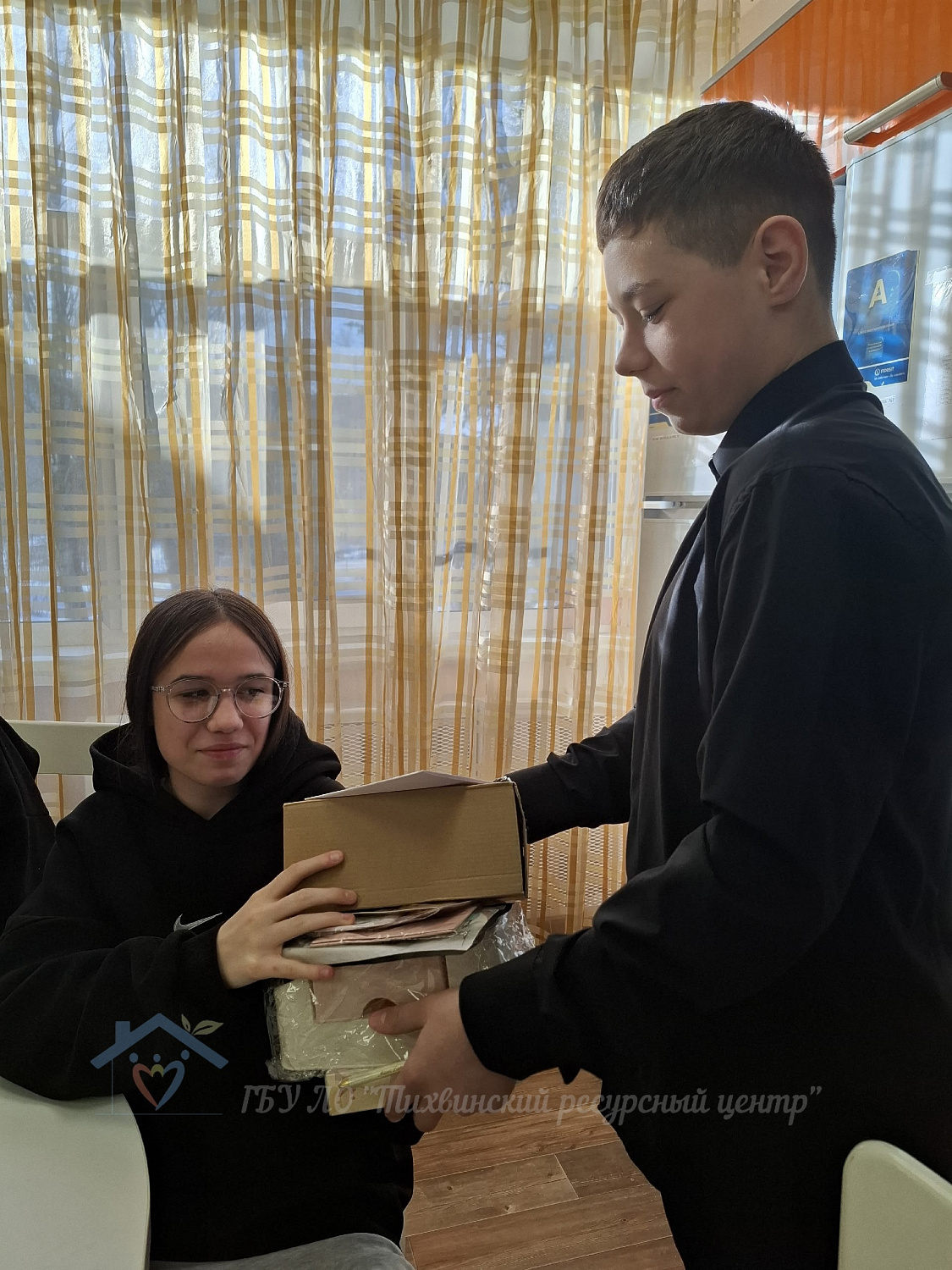 Весенний сюрприз: мальчики ресурсного центра поздравили девчонок с 8 Марта.