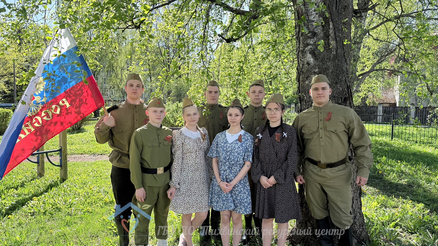 Трогательная фотосессия «Примерь на себя форму прадеда»