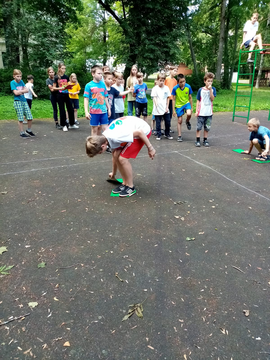 Участие в игре по станциям "Знатоки природы".