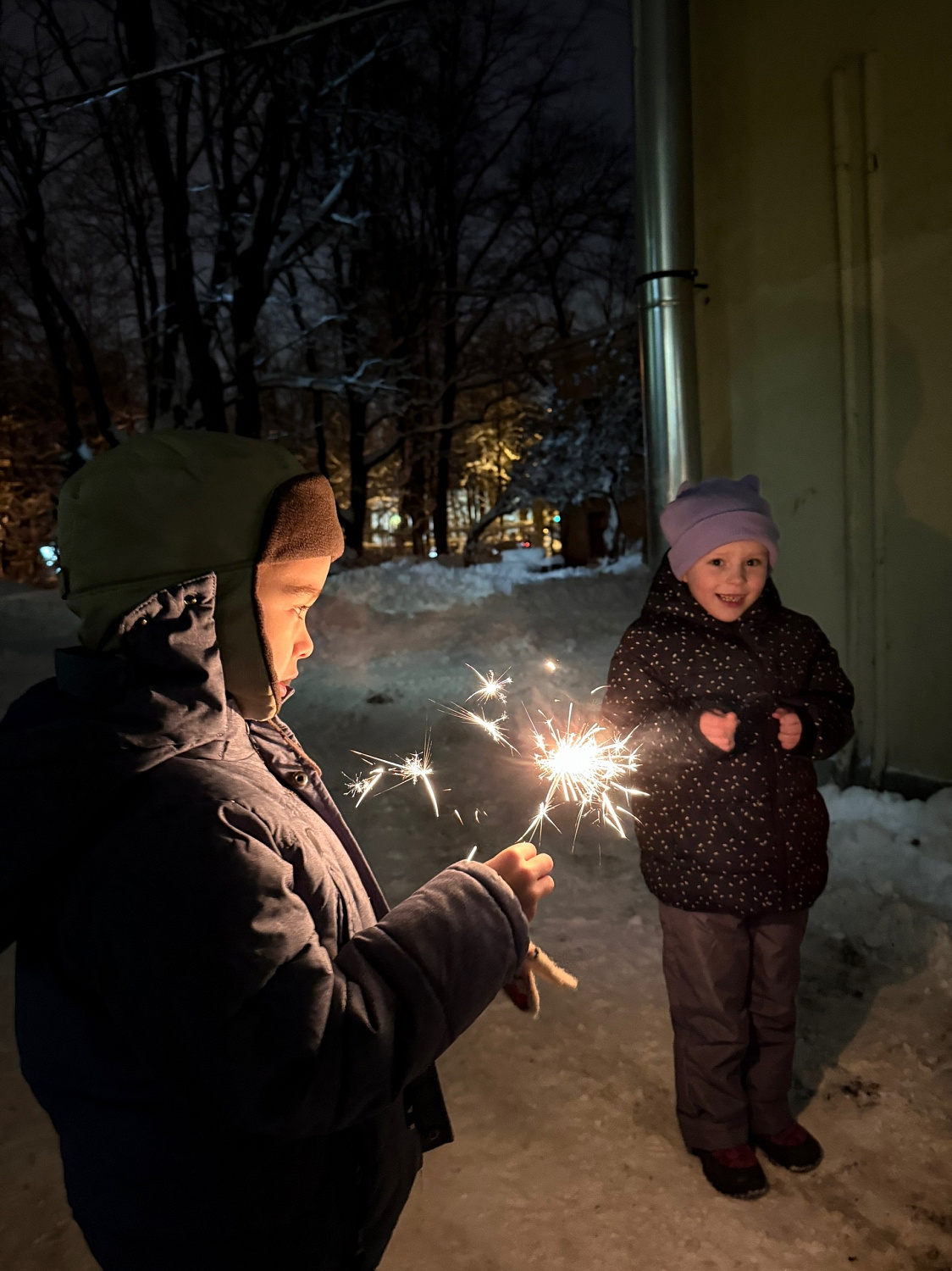 Бенгальское чудо на вечерней прогулке: искорки счастья в детских глазах