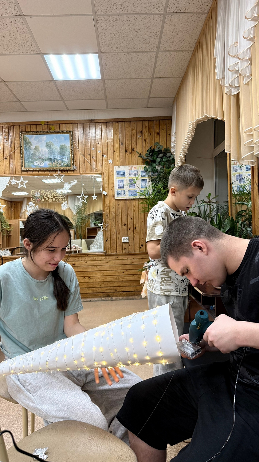 Волшебство своими руками: ребята создали уникальную новогоднюю елку!