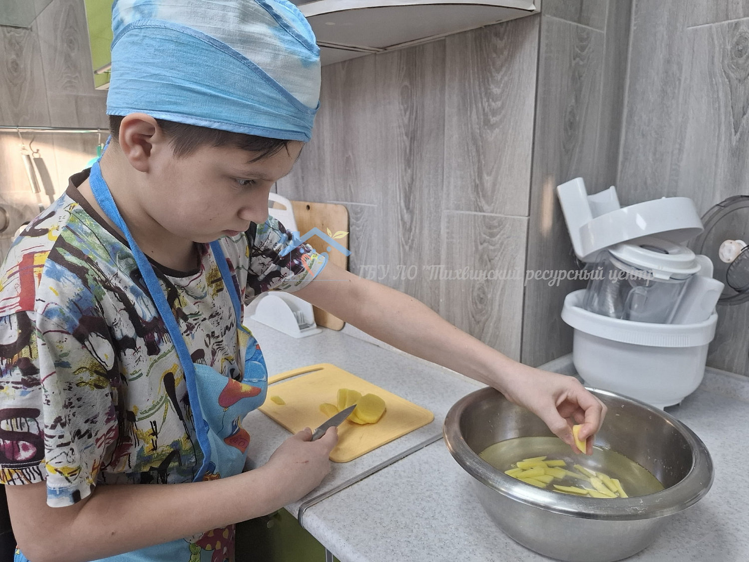 Кулинарное открытие: мальчишки за 10 минут превратили ведро моркови в «стружечку»