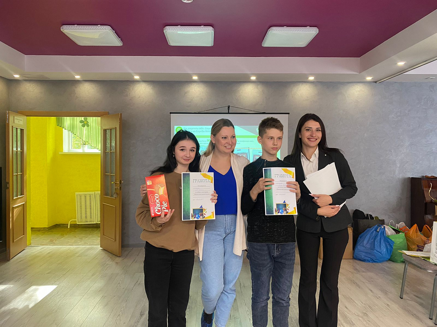 Сотрудники ПАО Сбербанк провели обучающие мероприятие в игровой форме с воспитанниками ГБУ ЛО «Тихвинский ресурсный центр»