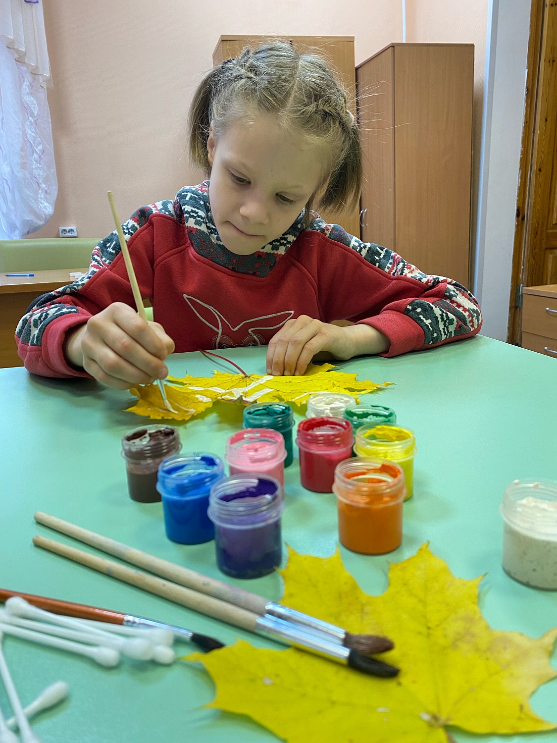 «Рисунки на листьях»: воспитанники центра поддержали Международный день без бумаги