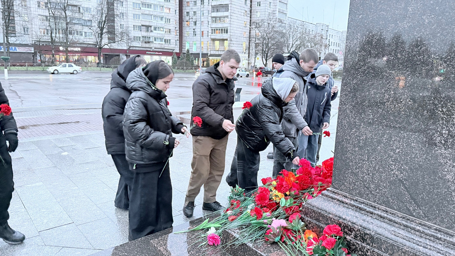 Память сильнее времени: воспитанники ГБУ ЛО «Тихвинский ресурсный центр» почтили память героев-освободителей.