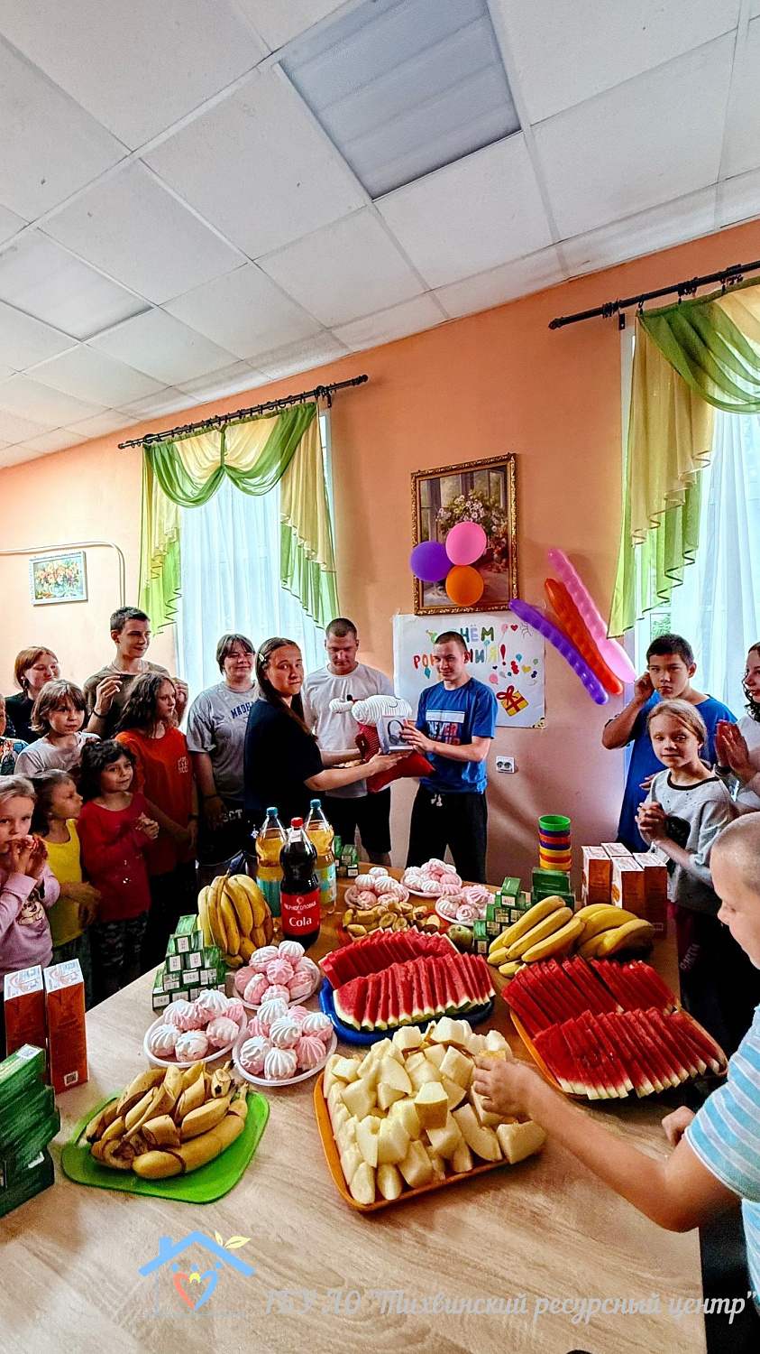 Бык в подарок, пицца-гигант и море сока: как в ДТС «Пушкинский» Сашу проводили в «цифру»