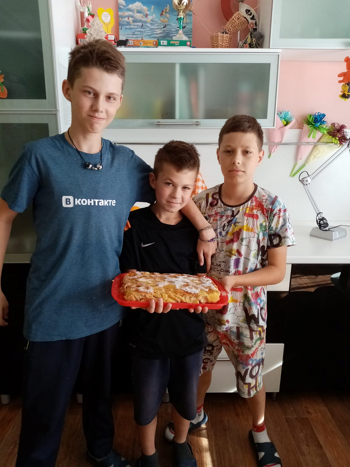 18.09.2023 г. воспитанники ГБУ ЛО «Тихвинский ресурсный центр» учились готовить шарлотку
