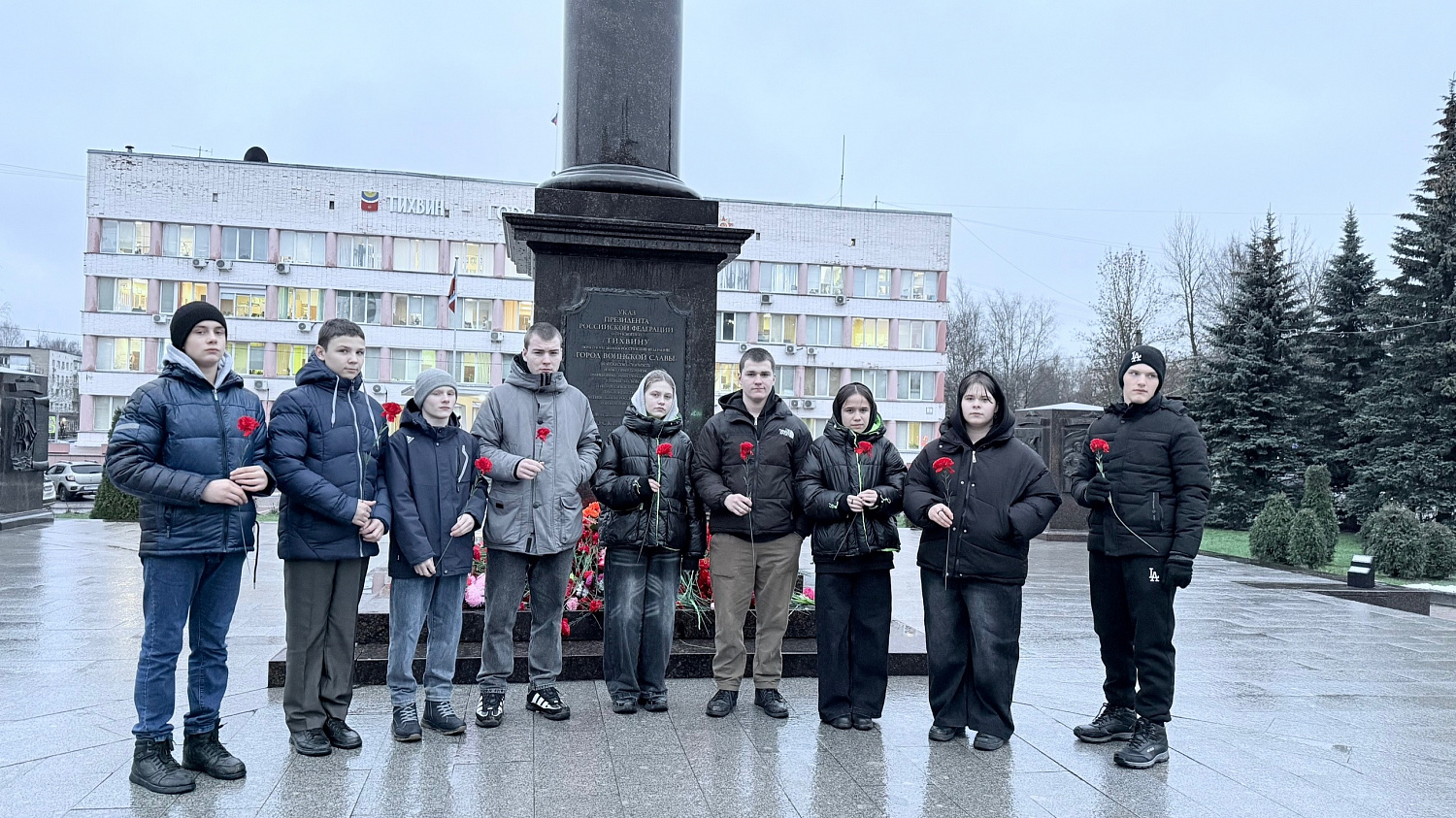 Память сильнее времени: воспитанники ГБУ ЛО «Тихвинский ресурсный центр» почтили память героев-освободителей.