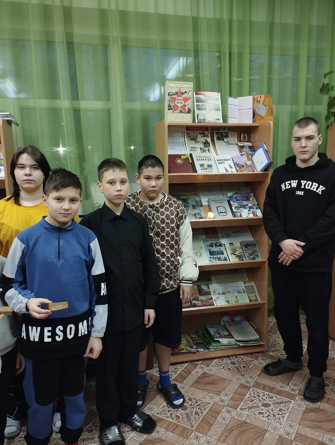 Страницы памяти в тишине библиотеки: урок, посвященный блокадному Ленинграду.