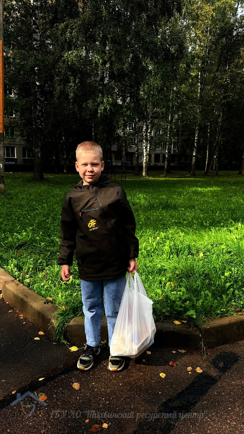 Воспитанники Тихвинского ресурсного центра учились выбирать продукты: первый поход в магазин.