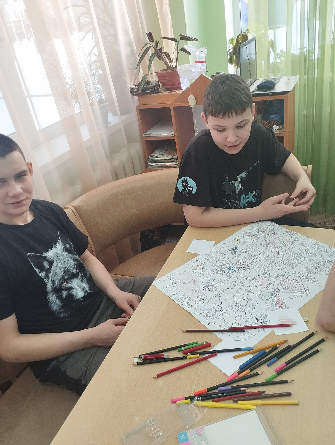 Зимние игры. День творчества: «Раскраски народов России» Когда карандаши становятся путешественниками! Как мы рисовали многоцветную карту России, не выходя из комнаты.